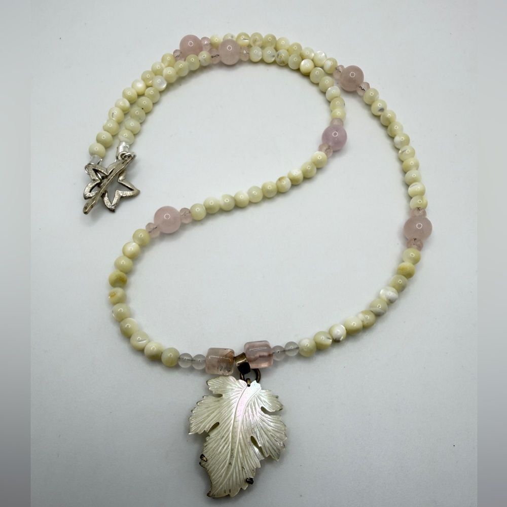 22" Mother of Pearl,‎ Rose quartz beads w/ carved MoP Leaf pendant necklace!